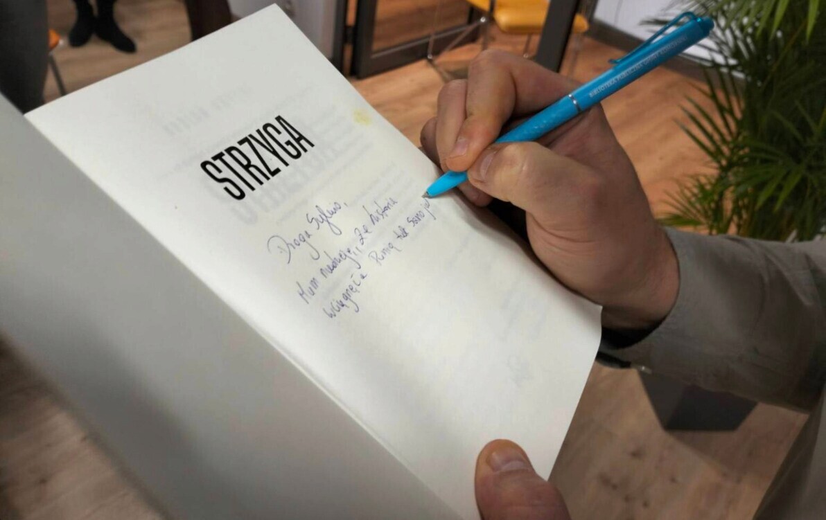 Widok na ksiażkę kiedy autor zostawia swój autograf i dedykację.