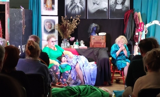 Zdjęcie do Spektakl teatralny pt. "Sex, zioło i stara szafa" w Bibliotece w Plewiskach - relacja 