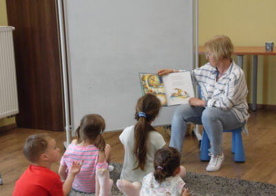 Gość spotkania pani Emilia Koronka czyta dzieciom książkę