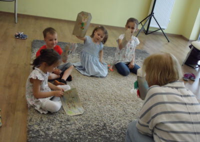 Dzieci biorące udział w bajkołapkowym teatrzyku.