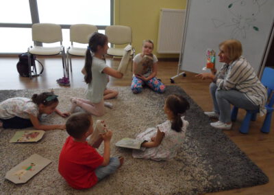 Dzieci biorące udział w bajkołapkowym teatrzyku.