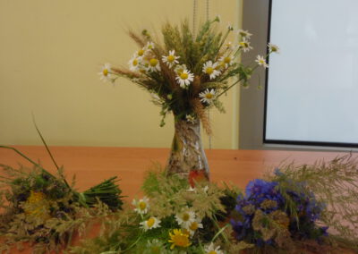 Bukiety z żywych kwiatów wykonane przez uczestniczki,